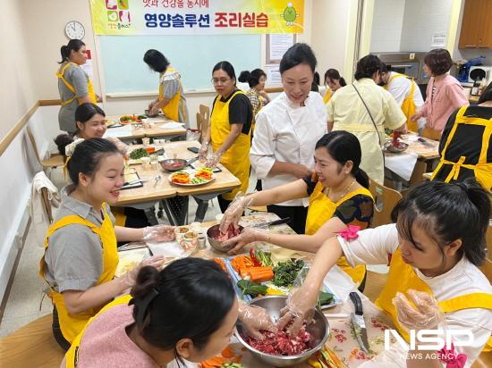 NSP통신-소고기 포두부 야채말이 조리실습 (사진 = 광양시청)