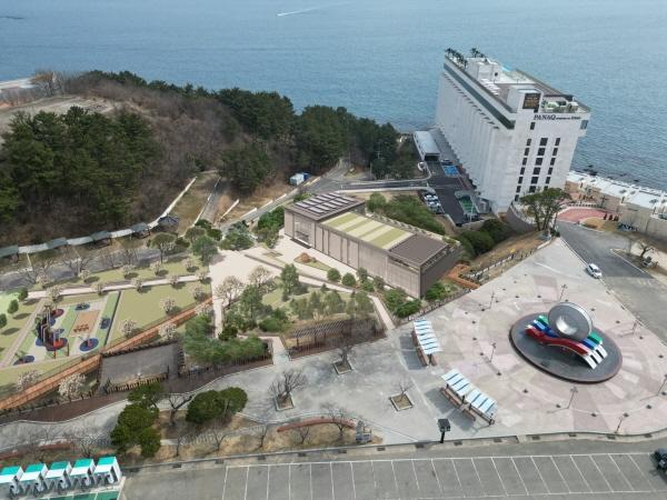 NSP통신-영덕군이 국토교통부가 주관한 민관 상생 투자협약 사업 공모에 선정돼 4년간 국비 50억 원을 포함한 총 160억 원을 삼사해상공원 공유 콘퍼런스센터 조성사업에 투입한다. 삼사해상공원 공유 콘퍼런스센터 조감도 (사진 = 영덕군)