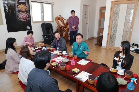 NSP통신-안동시는 제26차 세계대표자대회 및 수출상담회에 참가한 세계한인무역협회 회원들과 중소기업청년융합회 소속 안동 지역 수출기업 간의 글로벌 수출 네트워크 교류회를 개최했다. (사진 = 안동시)