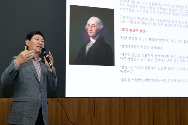 NSP통신-14일 이상일 시장이 단국대 국제관에서 리더의 리더십-사례와 에피소드 주제로 특강을 하고 있다. (사진 = 용인특례시)