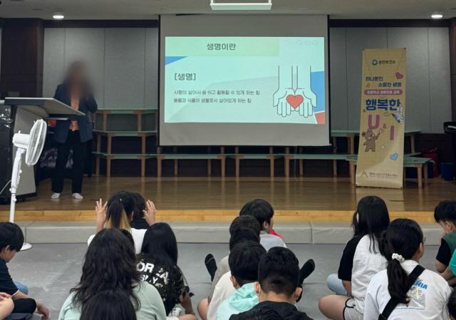 NSP통신-14일 평택시 송탄보건소가 송신초등학교 5학년 학생을 대상으로 생명존중교육 프로그램 행복한 U&I을 운영하고 있다. (사진 = 평택시)