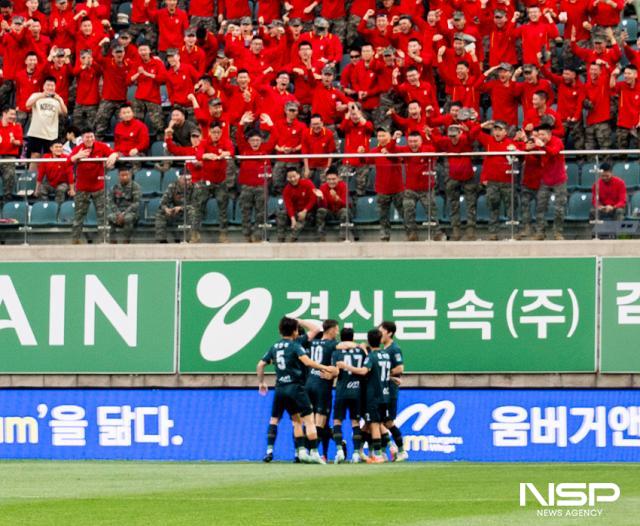 NSP통신-김포FC의 안창민 선수가 선제골을 넣고 동료들과 기뻐하는 모습. (사진 = 조이호 기자)