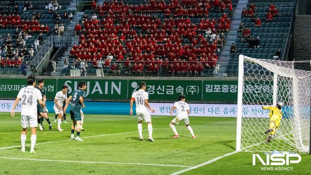 NSP통신-김포FC의 채프먼이 역전골을 터뜨리고 있는 모습. (사진 = 조이호 기자)
