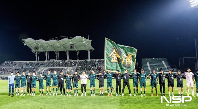 NSP통신-김포FC 코리아컵 16강에서 포항스틸러스를 상대로 승리하고 팬들과 승리의 기쁨을 누리고 있는 모습. (사진 = 조이호 기자)