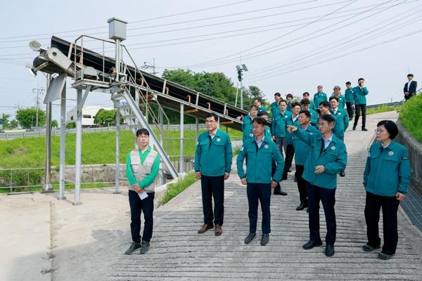 NSP통신-2025년 여름철 재난안전대책본부 발대식 후 펌프장을 점검 중인 이동환 고양시장 (사진 = 고양시)