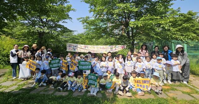 NSP통신-광명시 시민과 함께하는 기후의병 줍킹데이 캠페인 진행 모습. (사진 = 광명시)