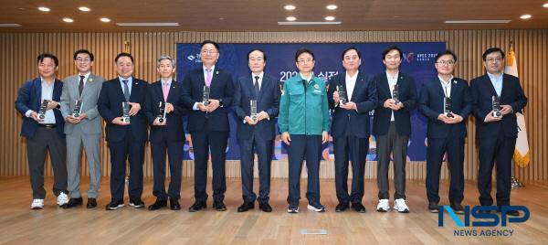 NSP통신-경상북도는 15일 도청 다목적홀에서 2024년 실적 도정성과 우수 시군 과 우수부서에 대한 시상식을 개최하고 탁월한 성과를 거둔 시군과 도청 부서를 포상하며 노고를 격려했다. (사진 = 경상북도)