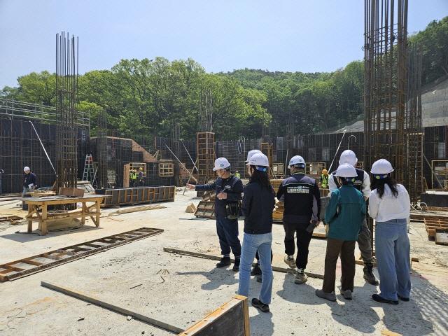 NSP통신-용인특례시 처인구 고림동 고등학교 신축공사 현장 점검 모습. (사진 = 용인특례시)