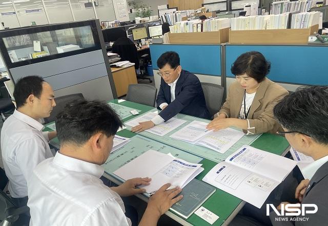 NSP통신-최훈식 군수가 지난 15일 정부세종청사 환경부를 방문해 서해엽 생활하수과장을 면담하고, 장수군이 중점 추진 중인 환경 인프라 사업의 당위성과 필요성을 상세히 설명하며 국비 지원을 요청했다. (사진 = 장수군)
