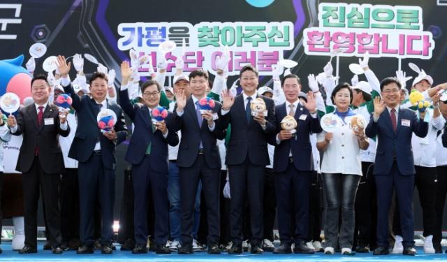NSP통신-김진경 경기도의장, 김동연 경기도지사를 비롯한 내빈들이 제71회 경기도체육대회 개회식에 참석해 참가선수들을 응원하고 있다. (사진 = 경기도의회)