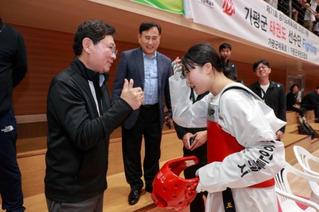 NSP통신-이상일 용인특례시장이 15일 제71회 경기도체육대회 2025가평에서 용인을 대표해 태권도 경기에 참가한 선수들을 격려하고 있다.