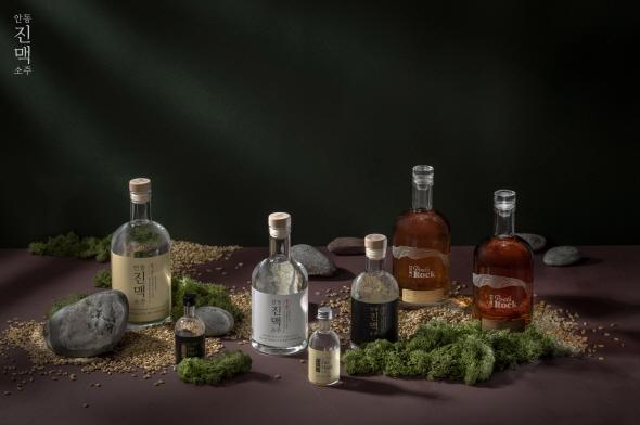 NSP통신-안동 진맥소주 5년 연속 샌프란시스코 국제주류품평회(SFWSC) 수상 쾌거, 해외 유명 미슐랭 스타 레스토랑의 페어링 술로도 각광, 올해 대상(더블골드)을 수상한 제품 진맥소주 오리지날(40도)과 오크 숙성 진맥소주인 시인의 바위 제품으로 모두 97점이란 높은 점수 받아 (사진 = 안동시)