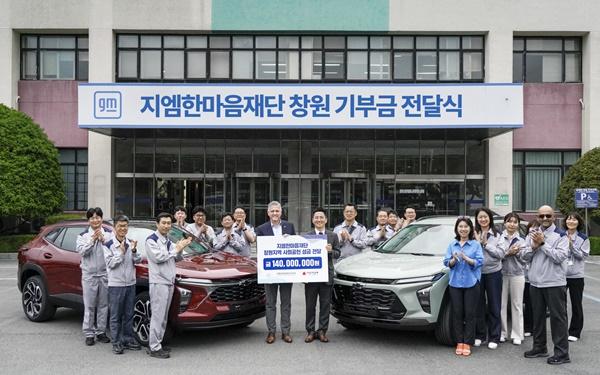 NSP통신-헥터 비자레알(Hector Villarreal) 지엠한마음재단 대표이사 겸 GM 한국사업장 사장(가운데 좌측)과 박은덕 경남사회복지공동모금회 사무처장(가운데 우측), 아시프 카트리(Asif Khatri) GM 해외사업부문 생산 총괄 부사장(우 (사진 = 한국지엠)