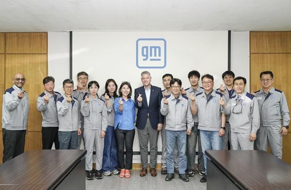 NSP통신-GM 한국사업장 창원공장을 방문해 기념 사진을 촬영하고 있는 헥터 비자레알(Hector Villarreal) 사장(가운데)과 아시프 카트리(Asif Khatri) GM 해외사업부문 생산 총괄 부사장(좌측 끝) 및 임직원
