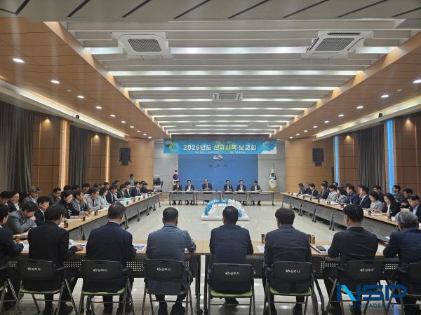 NSP통신-상주시는 지난 15일 시청 대회의실에서 강영석 상주시장 주재로 2026 신규시책 보고회를 개최했다. (사진 = 상주시)