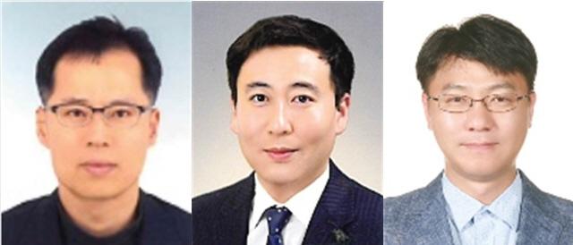 NSP통신-기술사 합격의 주인공 이준표 안양시 철도교통과장(왼쪽부터), 김환수 철도교통과 주무관, 황규도 하수과 직원. (사진 = 안양시)