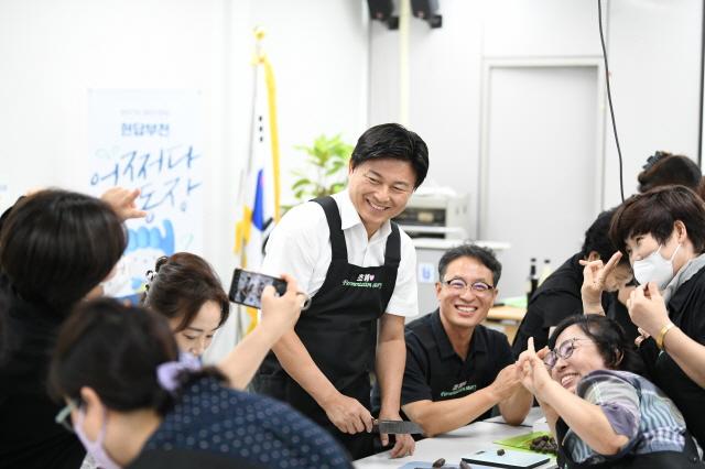 NSP통신-조용익 부천시장이 열린시장실 운영을 통해 시민들과 대화를 나누고 있는 모습. (사진 = 부천시)