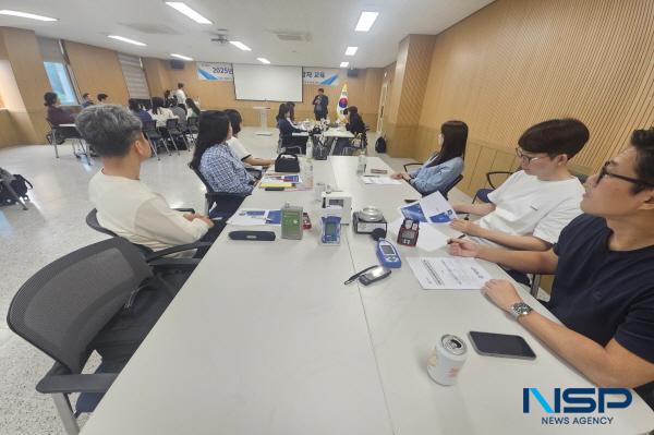 NSP통신-경상북도교육청은 16일 경산교육지원청 학생교육지원관에서 도내 교육지원청 학교 환경 관리 업무 담당 공무원 30여 명을 대상으로 2025년 공기질 측정 업무 담당자 교육을 실시했다. (사진 = 경상북도교육청)
