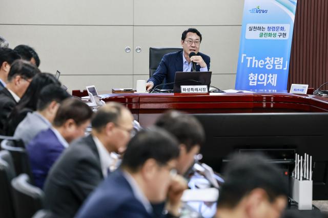NSP통신-16일 정명근 화성시장(가운데)이 전략회의에서 발언을 하고 있다. (사진 = 화성시)
