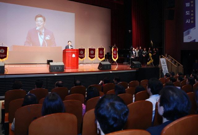 NSP통신-16일 성남시청 온누리실에서 열린 성남시학원연합회 학원 교육인의 날 행사에서 안광림 성남시 부의장이 축사를 하고 있다. (사진 = 성남시의회)