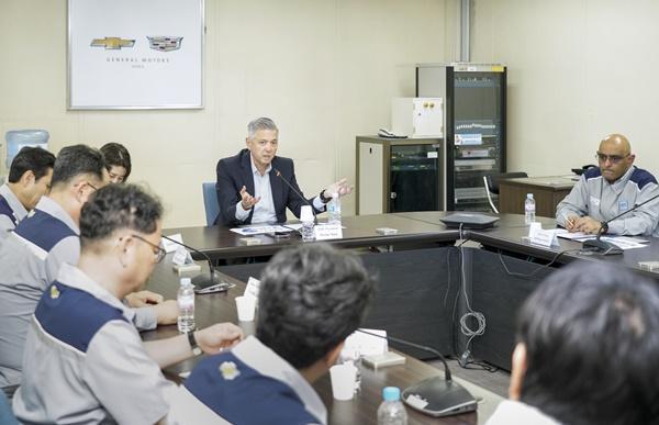 NSP통신-GM韓国事業所の昌原工場で、社員らとミーティングを行うヘクター・ビジャレアル(Hector Villarreal)社長(中央)とGM海外事業部門生産統括のアシフ・カトリ(Asif Khatri)副社長(右端)(写真=韓国GM)