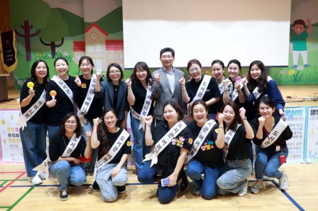 NSP통신-이상일 용인특례시장이 16일 용인한빛초등학교 별빛도서관 축제에서 도서관 어머니회 관계자들과 기념촬영을 하고 있다. (사진 = 용인특례시)