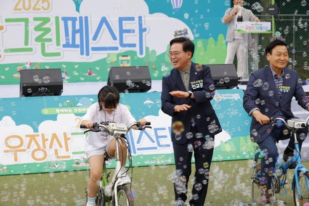 NSP통신-진교훈 서울 강서구청장(가운데)이 17일 우장산 축구장에서 열린 2025 우장산 그린페스타에서 아이와 함께 개막식 퍼포먼스를 하고 있다.