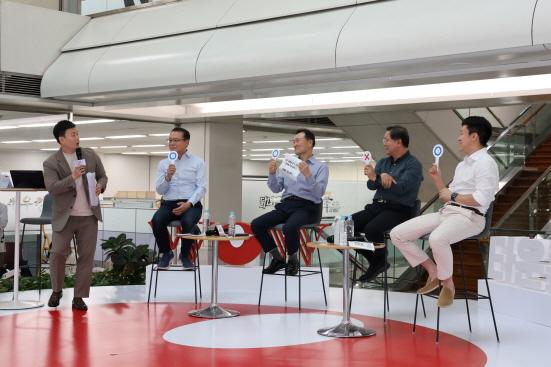 NSP통신-오른쪽부터 농심 신상열 전무, 황청용 부사장, 이병학 대표, 조용철 부사장 (사진 = 농심 제공)