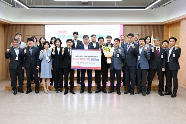 NSP통신-안산시가 2025 민선8기 3년차 전국 기초단체장 공약 이행 및 정보공개 평가에서 최고 등급인 SA를 획득했다. 사진은 이민근 안산시장을 비롯한 시 관계자들의 수상 기념촬영 모습. (사진 = 안산시)