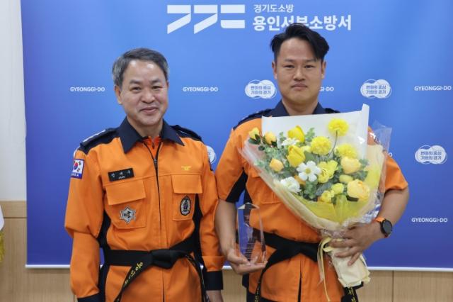 NSP통신-구현석 용인서부소방서 소방장(오른쪽)이 소방의 고수로 선정된 가운데 표창 수여 기념촬영을 하고 있다. (사진 = 용인서부소방서)