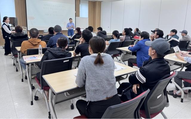 NSP통신-평택시 2025년 외국인 계절근로제 참여 근로자 교육 모습. (사진 = 평택시)