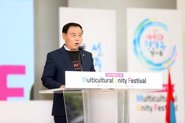 NSP통신-17일 이재식 수원시의회 의장이 제17회 다문화 한가족 축제에서 축사를 하는 모습. (사진 = 수원시의회)