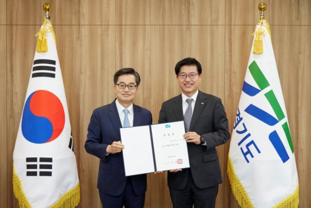 NSP통신-19일 김동연 경기도지사(왼쪽)가 김대순 행정2부지사에게 임용장 수여 후 기념촬영을 하고 있다. (사진 = 경기도)