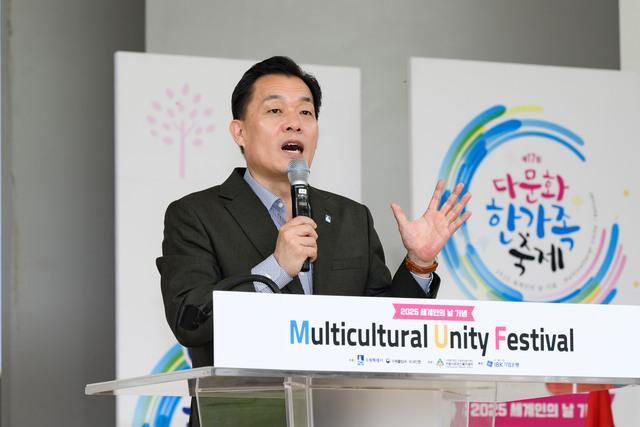 NSP통신-17일 이재준 수원시장이 제17회 다문화 한가족 축제에서 인사말을 하는 모습. (사진 = 수원시)
