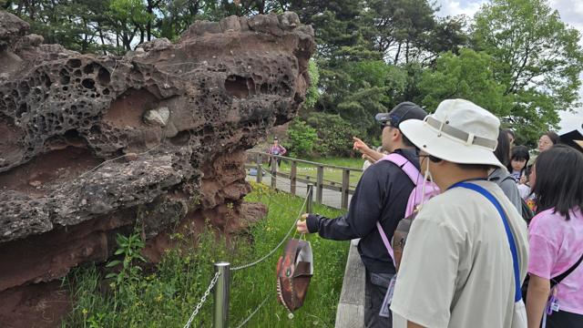 NSP통신-17일 고정리 공룡알 화석산지에서 가족단위 국가지질공원 교육·탐방 프로그램 화성 지오로(路)가보자Go!에 참여한 시민들 모습. (사진 = 화성시)
