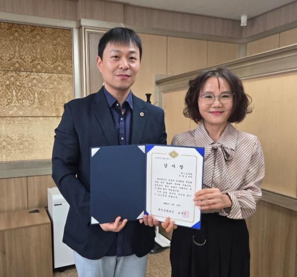 NSP통신-19일 유영일 경기도의원이 경기 안양시 평촌동 소재 귀인중학교로부터 교육환경개선사업에 대한 지원 공로로 감사패를 받았다. (사진 = 유영일 의원실)