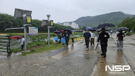 NSP통신-한국폴리텍대학 순천캠퍼스 산업설비과 교수와 학생 서천변 일대 생활쓰레기 수거 (사진 = 광양시청)