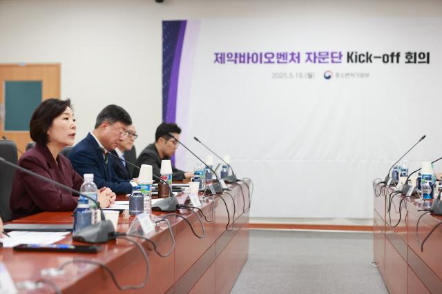 NSP통신-오영주 중소벤처기업부 장관이 19일 대전 한국생명공학연구원에서 열린 제약바이오벤처 자문단 킥오프 회의에서 모두 발언을 하고 있다.