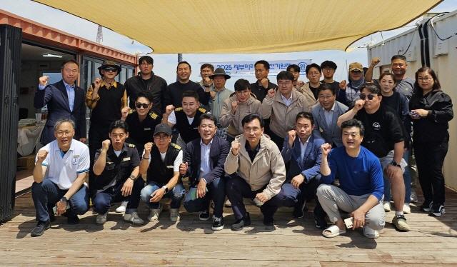 NSP통신-제부마리나 안전기원제 참석자들이 기원제 후 기념촬영을 하고 있다. (사진 = 경기평택항만공사)