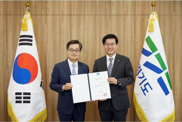 NSP통신-김동연 경기도지사가 김대순 행정2부지사에게 임용장 수여 후 기념촬영을 하고 있다. (사진 = 경기도)