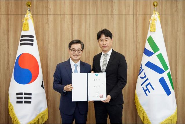 NSP통신-김동연 경기도지사가 김원명 홍보기획관에게 임용장 수여 후 기념촬영을 하고 있다. (사진 = 경기도)