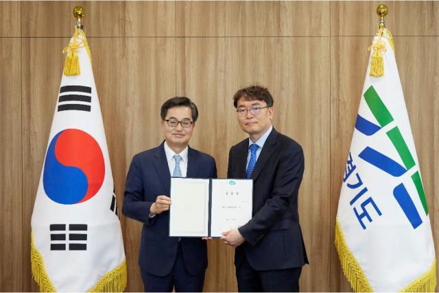 NSP통신-김동연 경기도지사가 박민제 법무담당관에게 임용장 수여 후 기념촬영을 하고 있다. (사진 = 경기도)