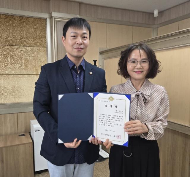 NSP통신-19일 유영일 경기도의원(왼쪽)이 귀인중학교에서 감사장을 받았다. (사진 = 경기도의회)
