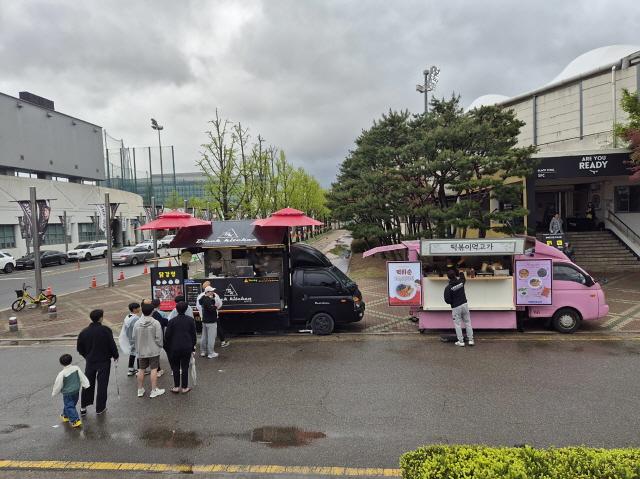 NSP통신-성남시는 24일 성남FC와 부산아이파크 경기부터 탄천종합운동장 내 4곳 매점과 4개 푸드트럭에 다회용기를 도입한다. 사진은 탄천종합운동장 내 푸드트럭. (사진 = 성남시)