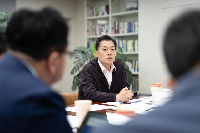 NSP통신-19일 이재준 수원시장이 회의에서 발언을 하는 모습. (사진 = 수원시)