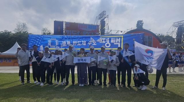 NSP통신-제71회 경기도체육대회 2025 가평에서 평택시청 직장운동경기부 선수들이 메달 행진을 이어갔다. 사진은 기념촬영 모습. (사진 = 평택시)