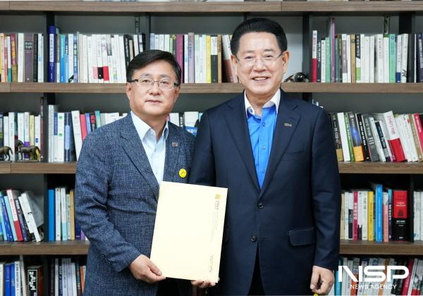 NSP통신-김영록 전라남도지사가 20일 서울 국회에서 김성환 더불어민주당 의원과 면담을 갖고 글로벌 해상풍력 생태계 조성 등 도 현안 해결을 위한 건의 및 협조를 요청하고 있다. (사진 = 전남도)