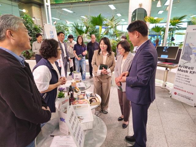 NSP통신-조용익 부천시장이 중증장애인생산품을 둘러보고 있다. (사진 = 부천시)