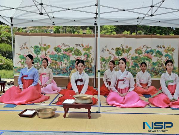 NSP통신-구미성리학역사관은 지난 17일 영남대학교 HUSS 인문사회디지털융합인재양성사업단과 공동주관으로 성리학역사관 기획전시관 앞마당에서 전통 성년의식인 관례와 계례, 재현 행사를 개최했다. (사진 = 구미시)