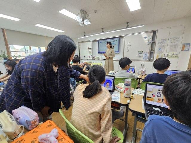 NSP통신-학생들이 스마티기기를 이용해 수업을 하고 있다. (사진 = 경기도교육청)